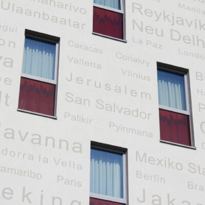 Fassade mit verschiedenen Beschriftungen